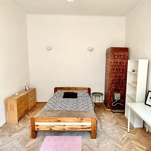 Bedroom Near The Bus And Train Station Проживание в семье Краков